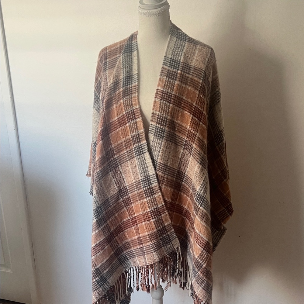 Women’s Universal Thread Plaid Knit Wrap in Brown and Cream. OSFM